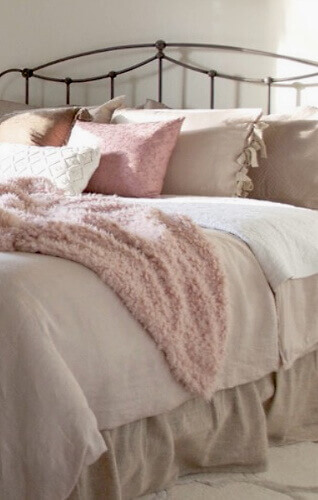 chambre-decor-poudre-rose-aux-notes-romantiques